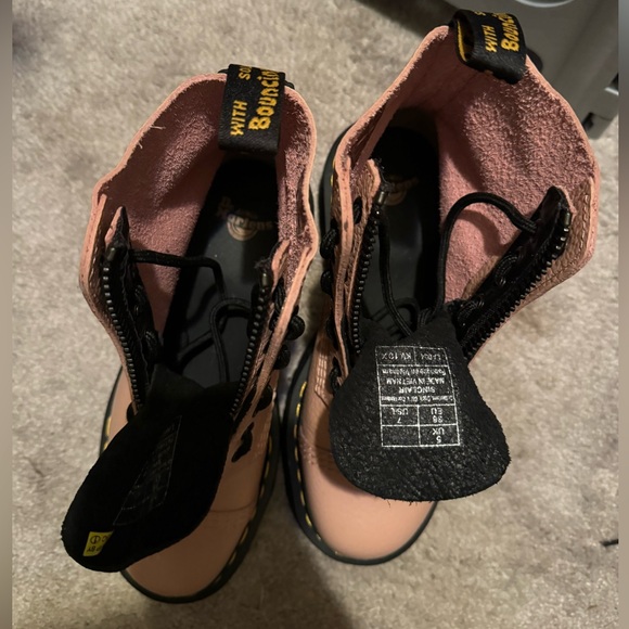 Dr. Marten Sinclair platform boot in powder pink - Picture 6 of 8